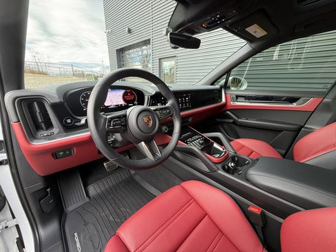 Certified 2025 Porsche Cayenne S image 4