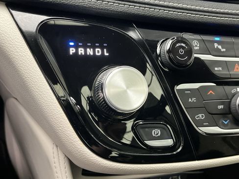 Used 2024 Chrysler Pacifica Limited FWD image 27