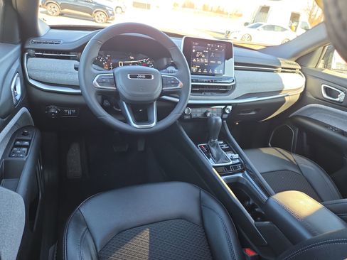 Used 2025 Jeep Compass Latitude image 8