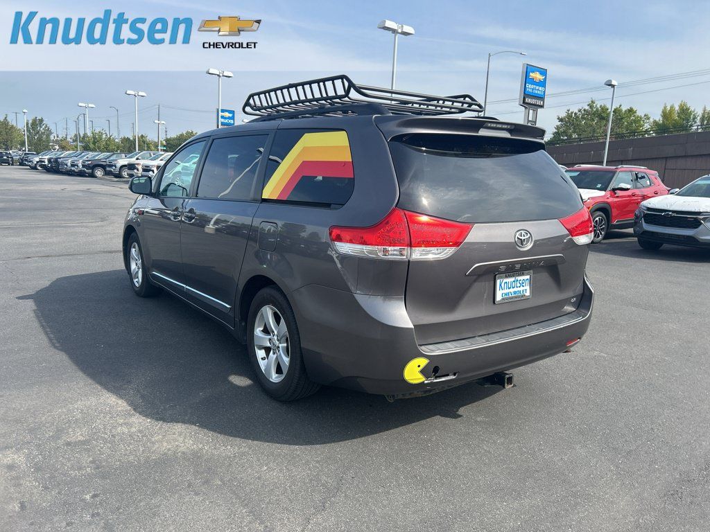 Used 2013 Toyota Sienna LE w/ Towing Pkg FWD image 5