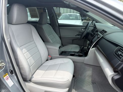 Used 2017 Toyota Camry XLE w/ Moonroof Package FWD image 35