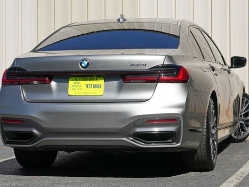 Used 2022 BMW 740i w/ M Sport Package RWD image 5
