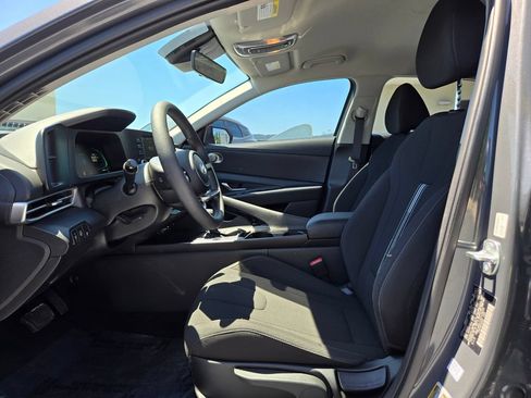 Used 2025 Hyundai Elantra Hybrid FWD image 20