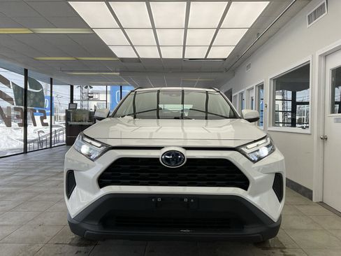 Used 2022 Toyota RAV4 XLE w/ Convenience Package image 2