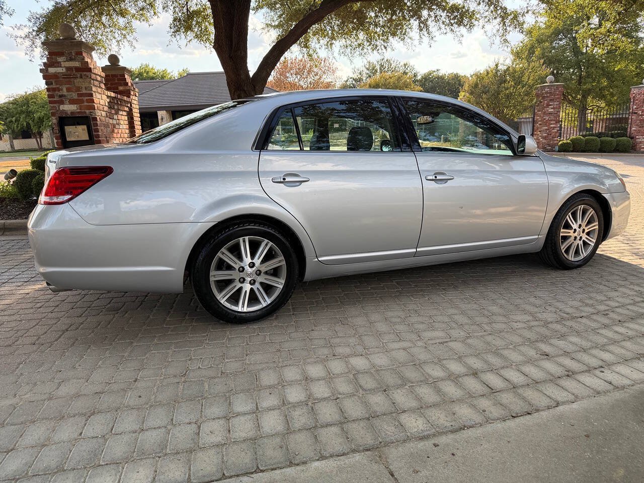 Used 2007 Toyota Avalon Limited FWD image 3