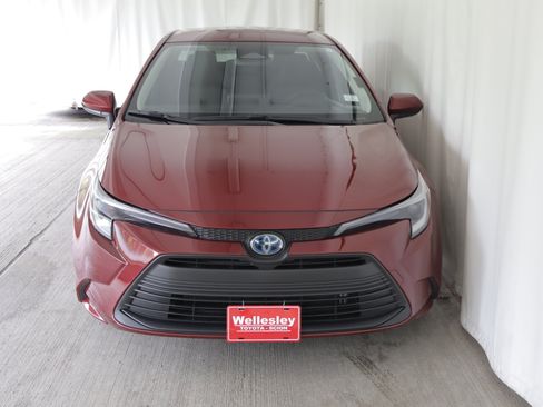 Used 2025 Toyota Corolla LE w/ LE Premium Package FWD image 3