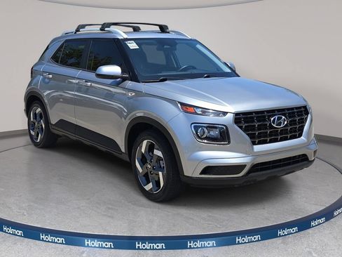 Used 2023 Hyundai Venue SEL FWD image 4