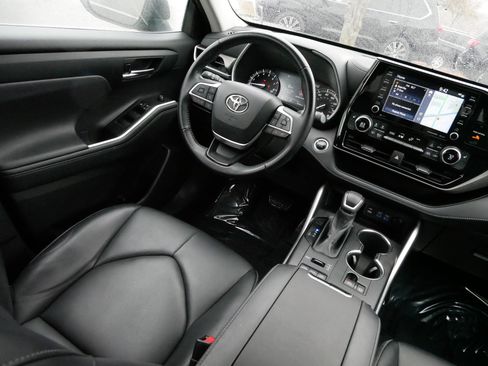 Used 2022 Toyota Highlander XLE image 9