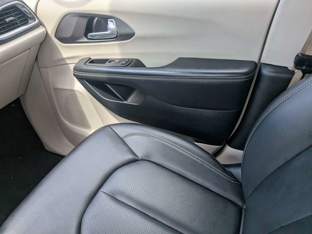 Used 2024 Chrysler Pacifica Touring-L FWD image 19