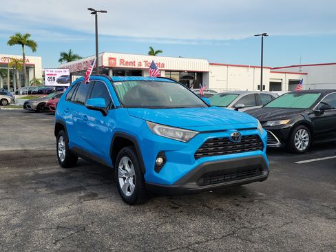 Used 2019 Toyota RAV4 XLE FWD image 2
