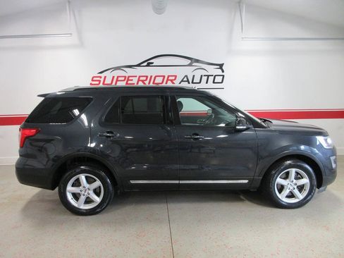 Used 2017 Ford Explorer XLT w/ Equipment Group 202A AWD/4WD image 5