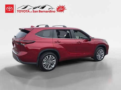 New 2026 Toyota Highlander Platinum image 5