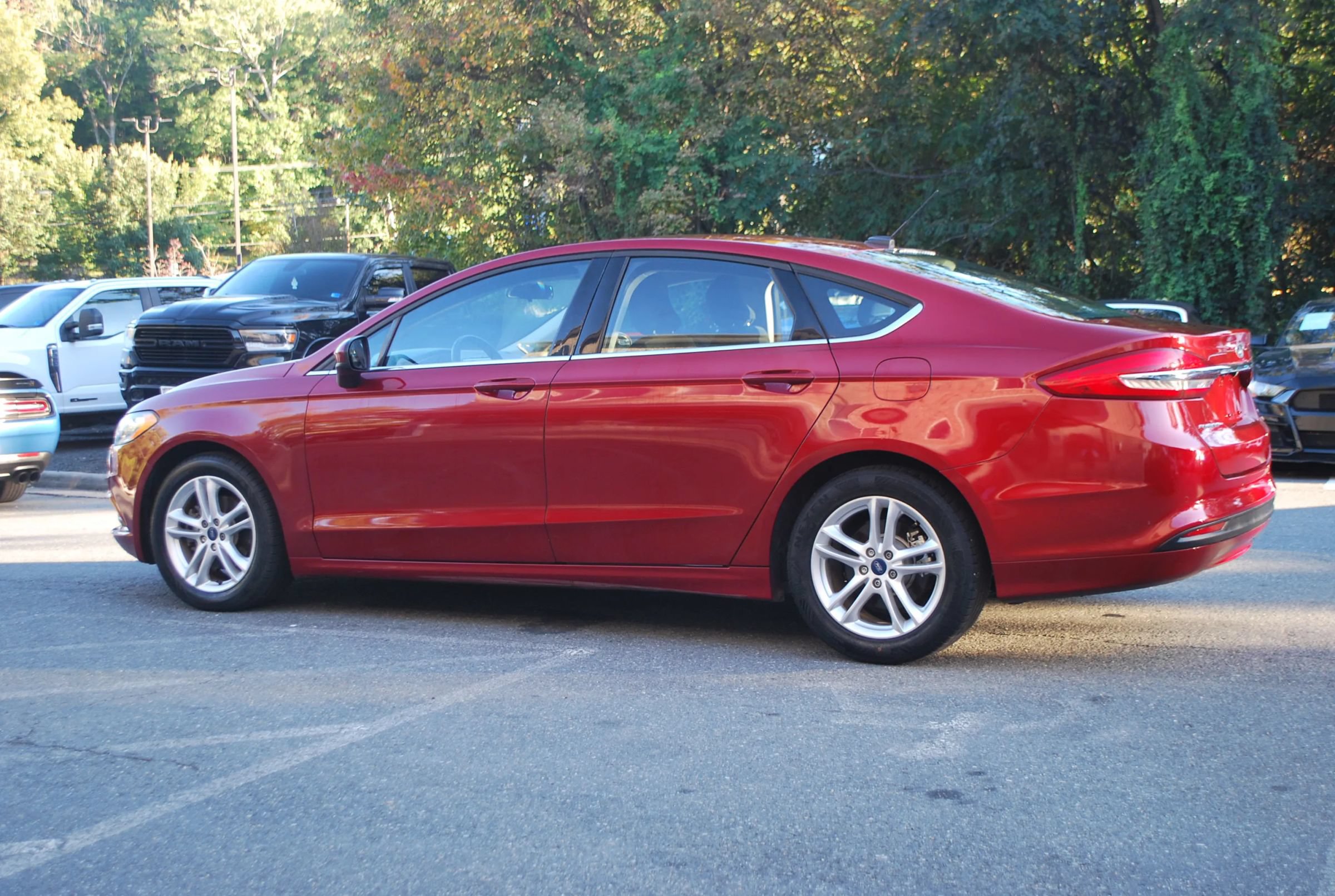Used 2018 Ford Fusion SE w/ Fusion SE Technology Package FWD image 4
