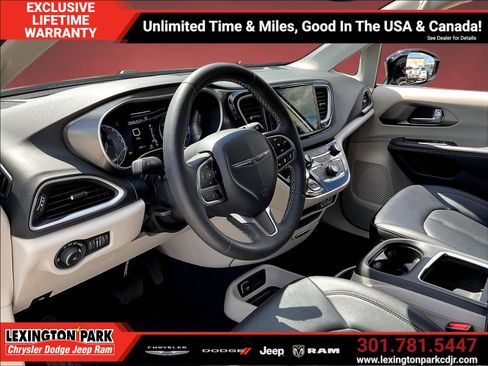 Used 2024 Chrysler Pacifica Touring-L FWD image 16
