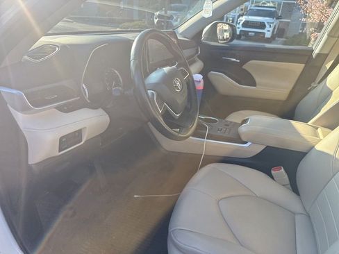 Used 2023 Toyota Highlander XLE AWD/4WD image 5