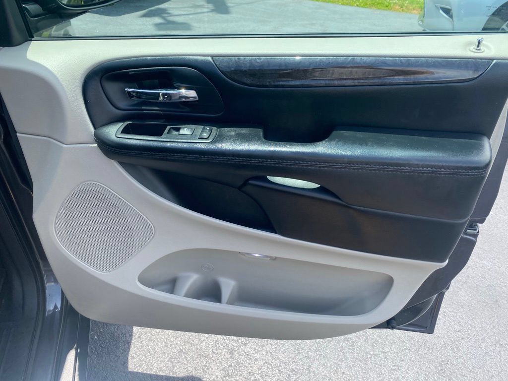Used 2019 Dodge Grand Caravan SE FWD image 20