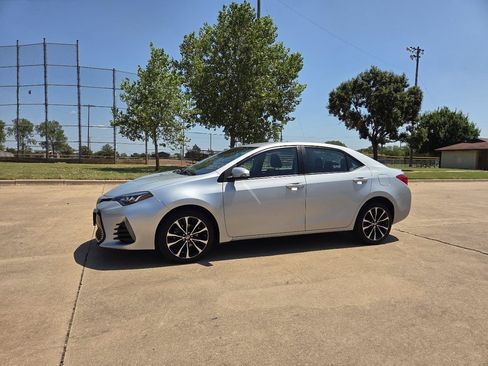 Used 2019 Toyota Corolla SE FWD image 2