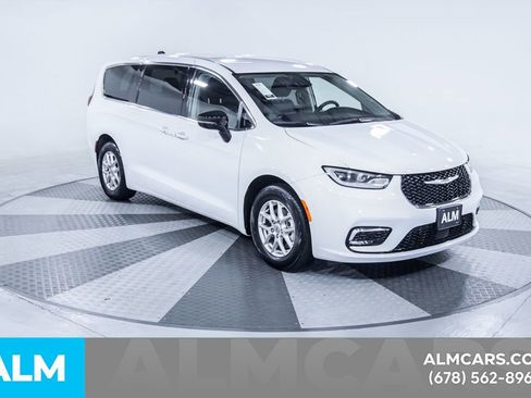 Used 2024 Chrysler Pacifica Touring-L image 14