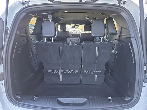 Used 2025 Chrysler Pacifica Select image 89