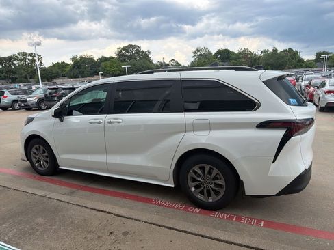 Used 2024 Toyota Sienna LE FWD image 6