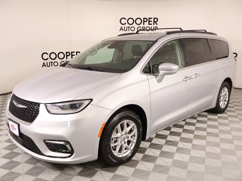 Used 2022 Chrysler Pacifica Touring-L FWD image 10