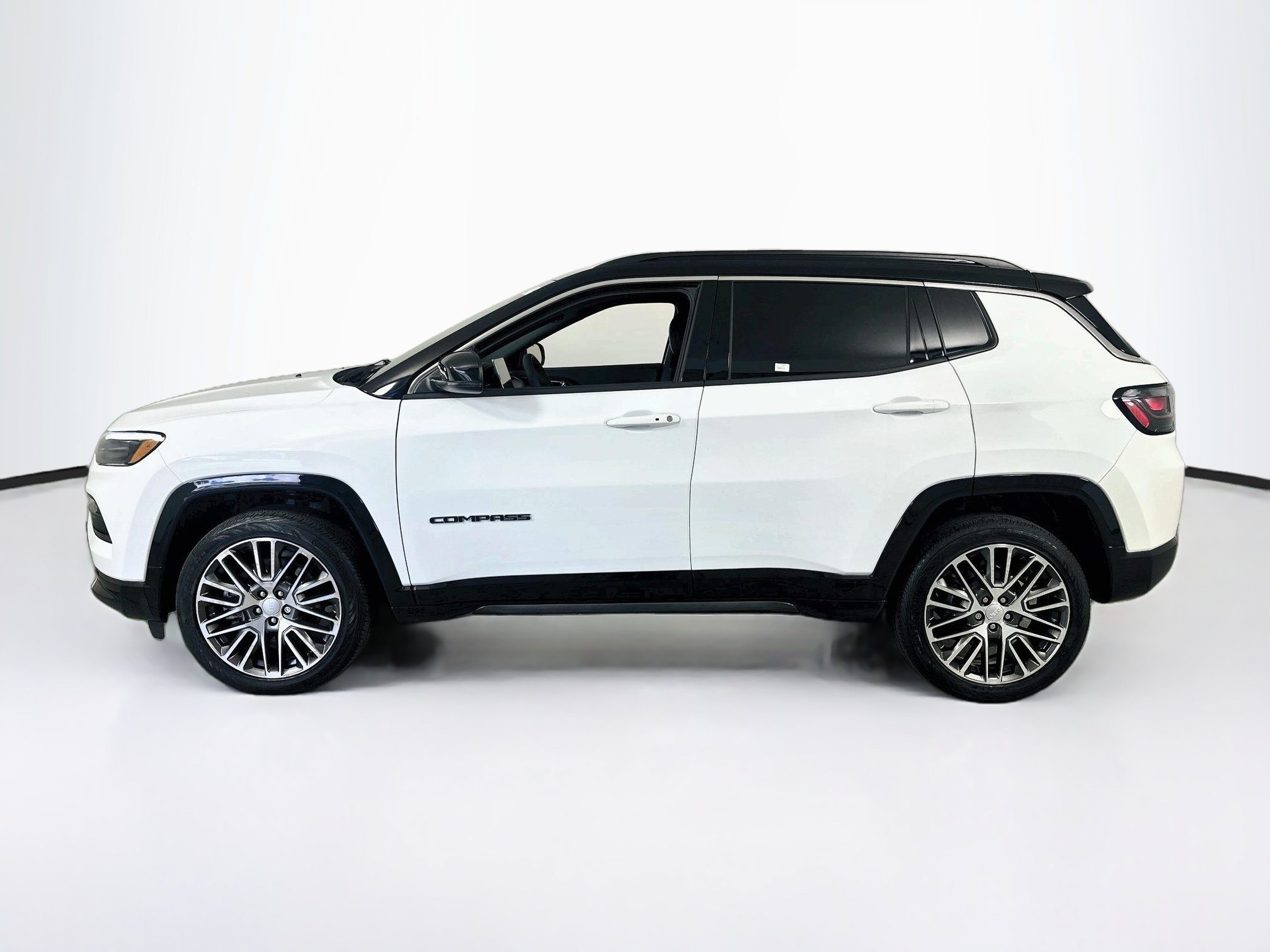 Used 2023 Jeep Compass Limited w/ Elite Group AWD/4WD image 8