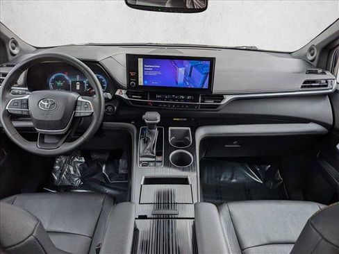 Used 2025 Toyota Sienna XLE Woodland Edition image 20