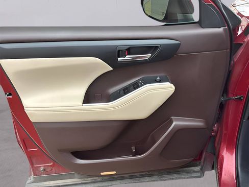 Used 2020 Toyota Highlander XLE image 43