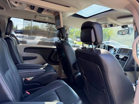 Used 2015 Chrysler Town & Country Touring-L w/ Driver Convenience Group FWD image 21