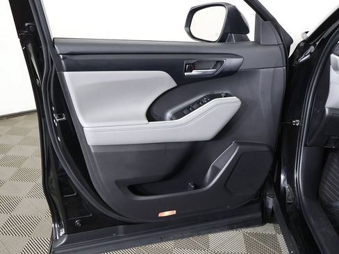 Used 2022 Toyota Highlander XLE AWD/4WD image 25