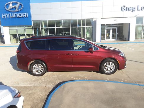 Used 2022 Chrysler Pacifica Touring-L w/ Uconnect Theater Family Group image 8
