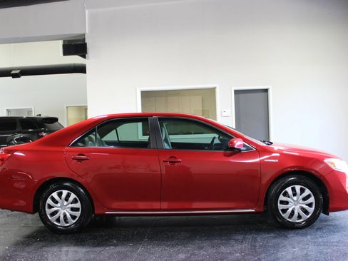 Used 2013 Toyota Camry LE FWD image 2