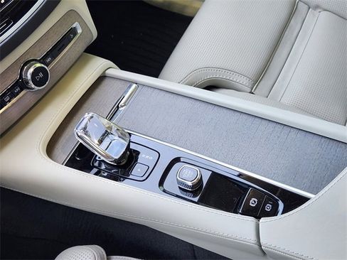 Used 2025 Volvo XC90 B6 Ultra w/ Lounge Package image 20
