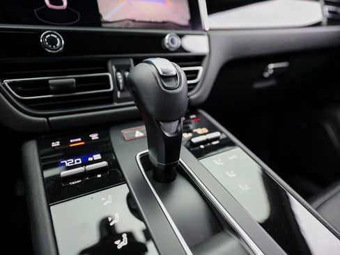 Certified 2022 Porsche Macan AWD/4WD image 20