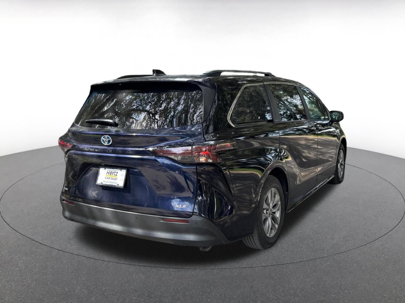 Used 2025 Toyota Sienna XLE FWD image 8