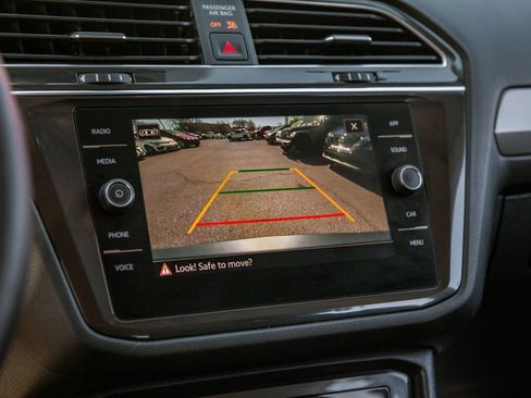 Used 2022 Volkswagen Tiguan SE FWD image 16