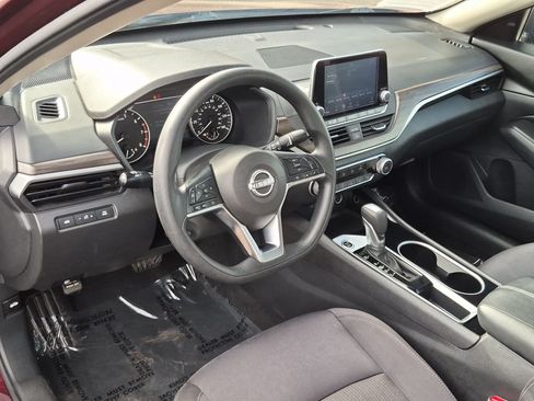 Used 2024 Nissan Altima 2.5 SV FWD image 13