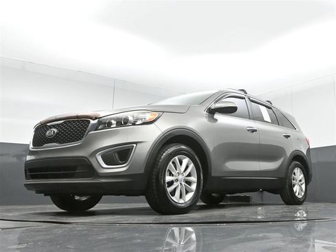 Used 2017 Kia Sorento LX w/ LX Convenience Package FWD image 29
