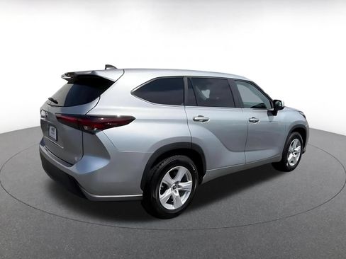 Used 2025 Toyota Highlander LE FWD image 12