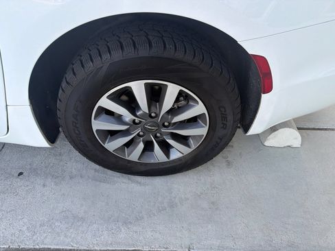 Used 2024 Chrysler Pacifica Limited FWD image 8