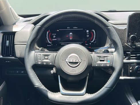 Used 2025 Nissan Pathfinder Platinum FWD image 20