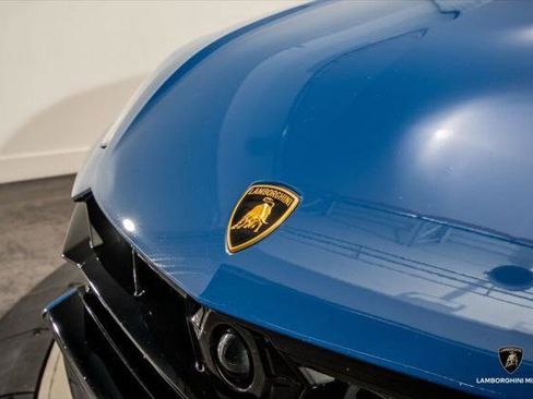 Used 2025 Lamborghini Urus SE AWD/4WD image 16