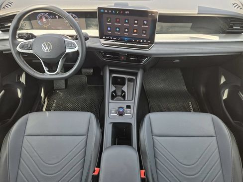 Used 2025 Volkswagen Tiguan SE AWD/4WD image 24