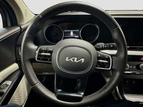Used 2022 Kia Carnival LX FWD image 11