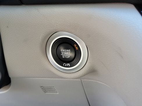 Used 2024 Chrysler Pacifica Touring-L image 28