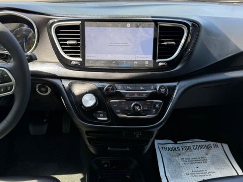 Used 2026 Chrysler Pacifica Select FWD image 16