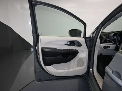 Used 2022 Chrysler Pacifica Touring-L FWD image 10