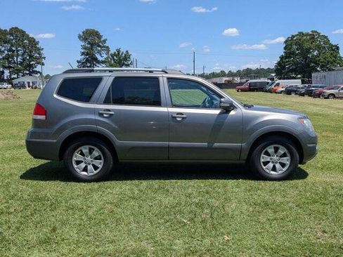 Used 2009 Kia Borrego LX w/ Convenience Pkg RWD image 2