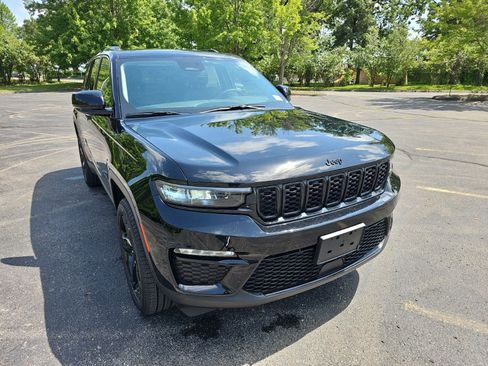 Used 2023 Jeep Grand Cherokee Limited w/ Black Appearance Package AWD/4WD image 8