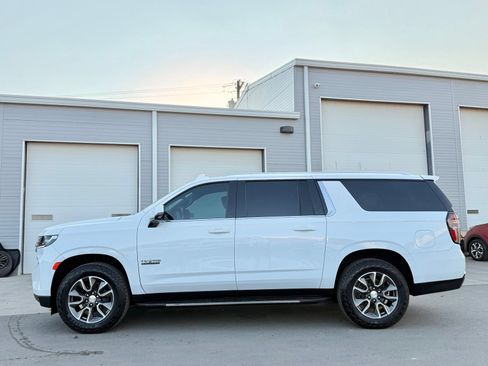 Used 2021 Chevrolet Suburban LT w/ LT Signature Package RWD image 13
